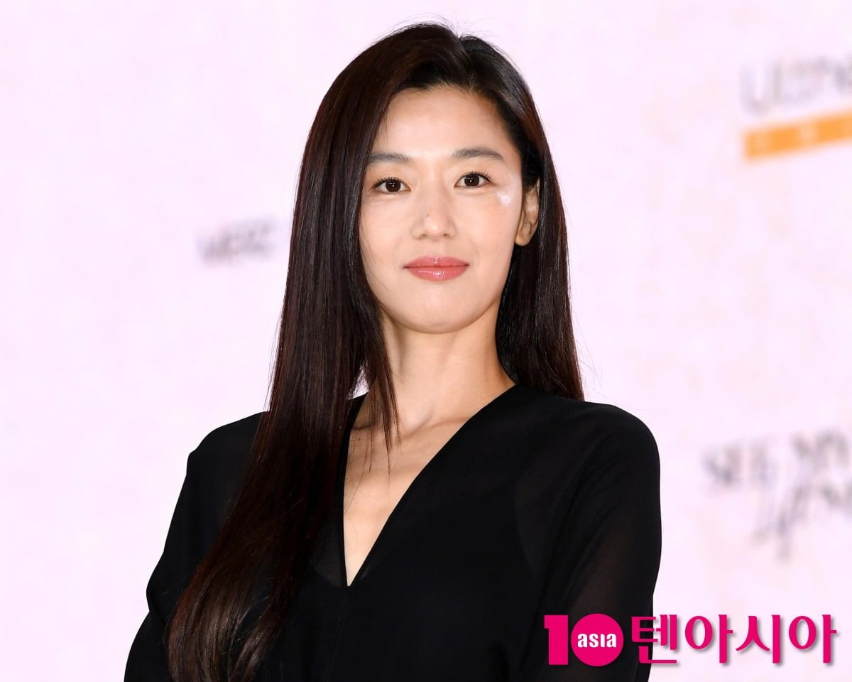 노란 수영복에 섹시한 몸매 어필하는 존예 처자