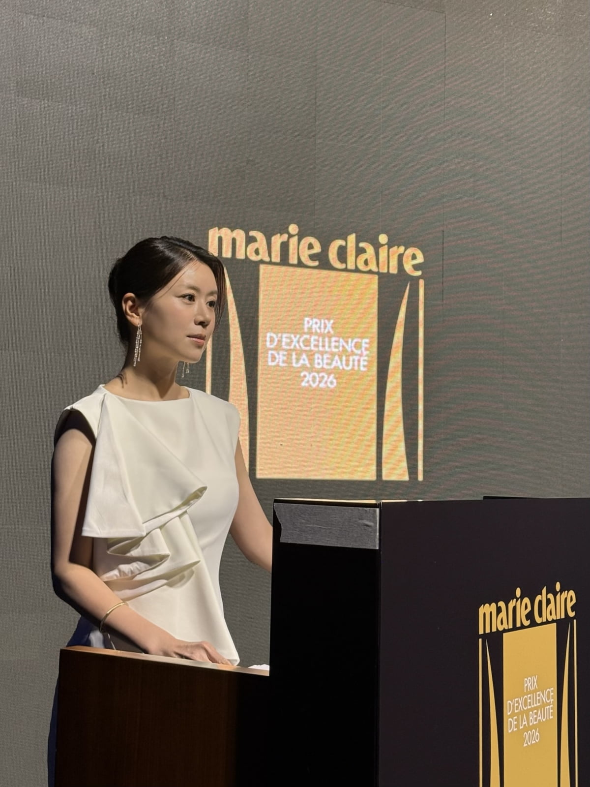 노란 수영복에 섹시한 몸매 어필하는 존예 처자