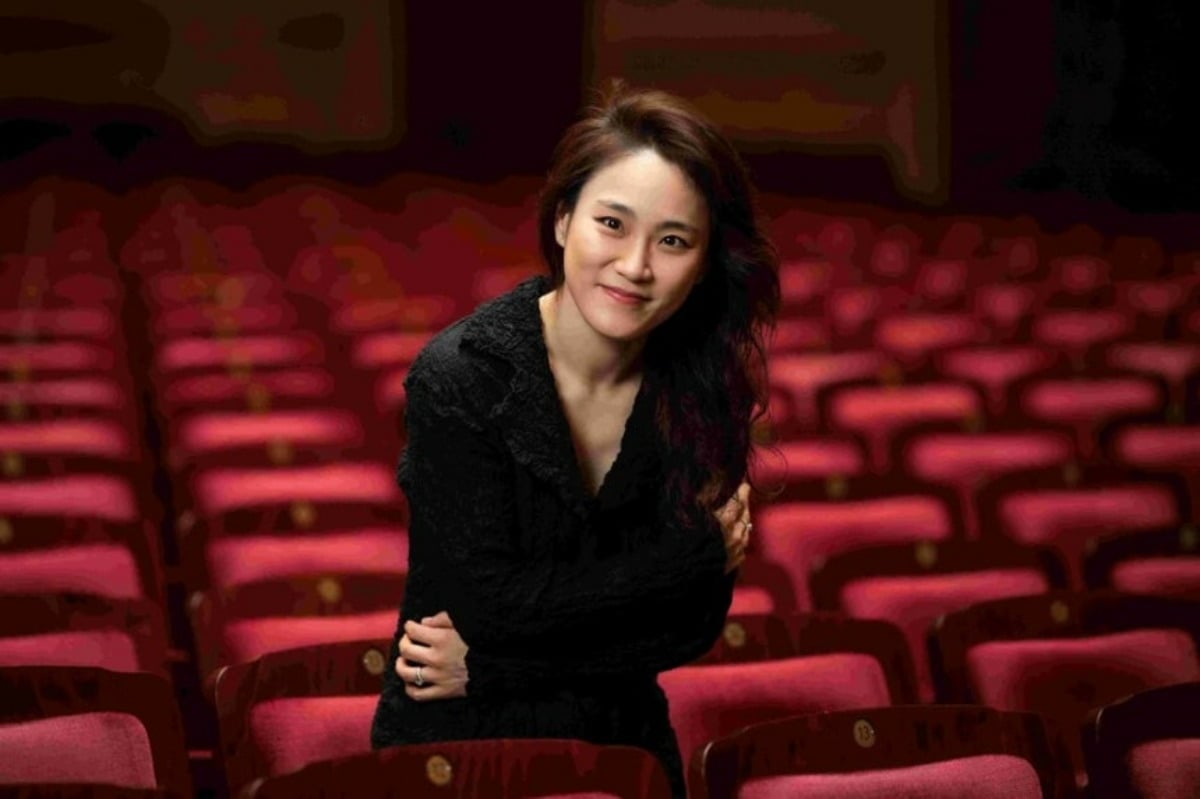 노란 수영복에 섹시한 몸매 어필하는 존예 처자