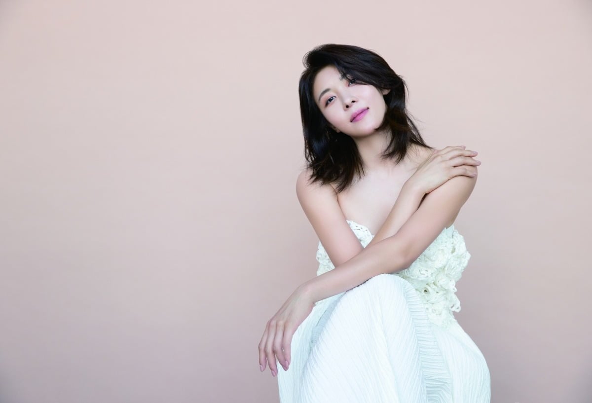 노란 수영복에 섹시한 몸매 어필하는 존예 처자