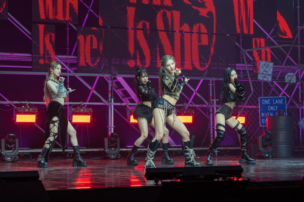 노란 수영복에 섹시한 몸매 어필하는 존예 처자