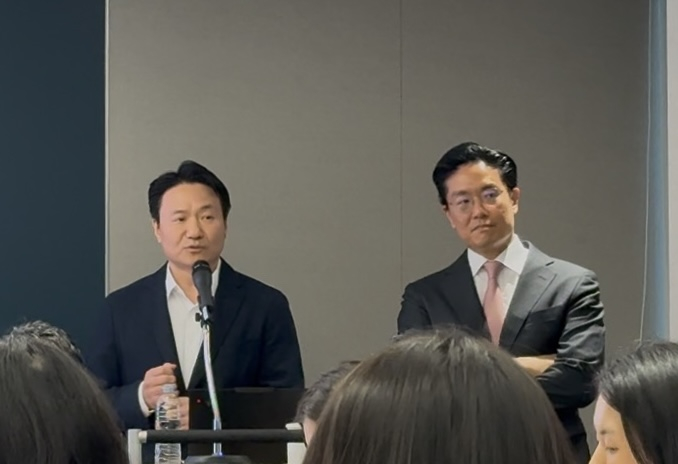 노란 수영복에 섹시한 몸매 어필하는 존예 처자