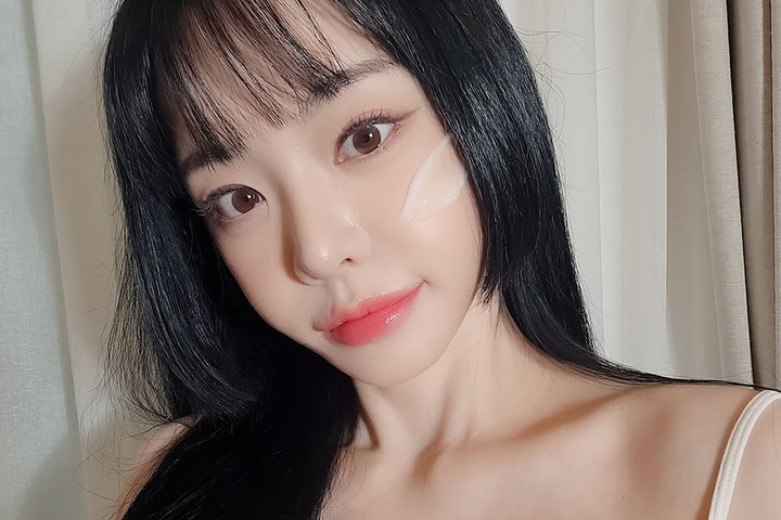 노란 수영복에 섹시한 몸매 어필하는 존예 처자