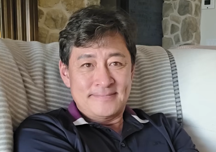 노란 수영복에 섹시한 몸매 어필하는 존예 처자