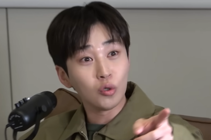 노란 수영복에 섹시한 몸매 어필하는 존예 처자