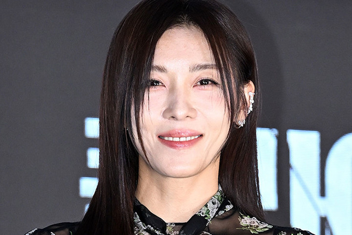 노란 수영복에 섹시한 몸매 어필하는 존예 처자