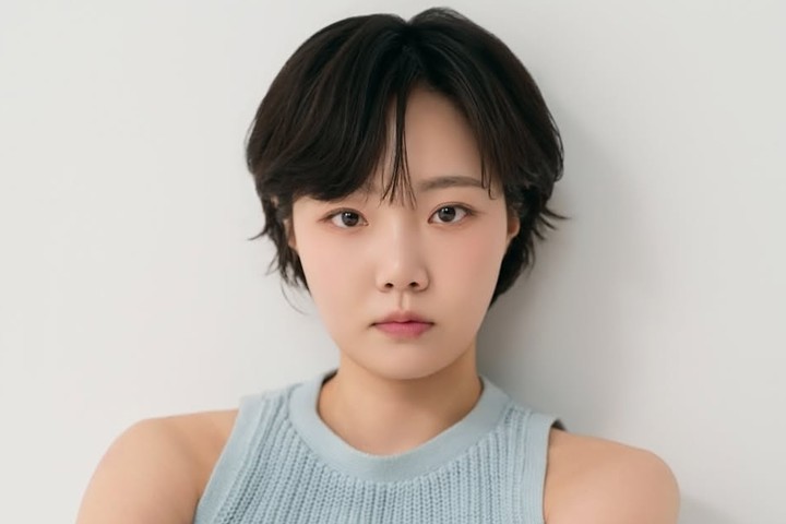 노란 수영복에 섹시한 몸매 어필하는 존예 처자