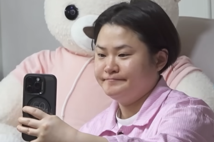 노란 수영복에 섹시한 몸매 어필하는 존예 처자