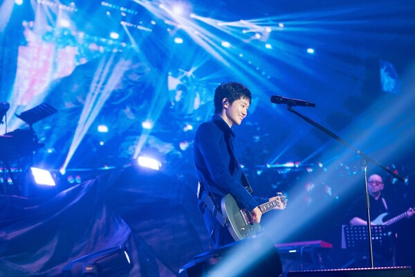 노란 수영복에 섹시한 몸매 어필하는 존예 처자