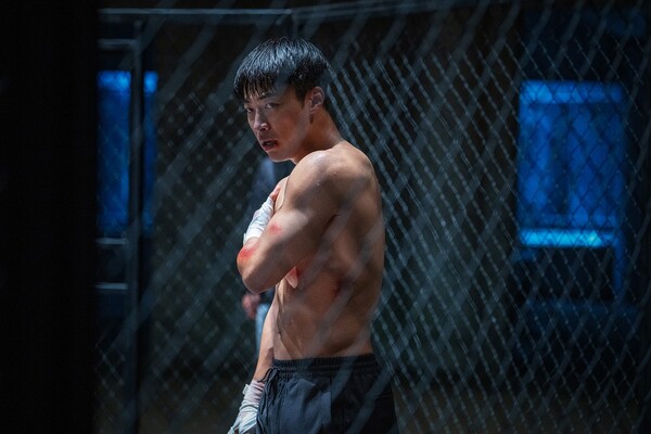 노란 수영복에 섹시한 몸매 어필하는 존예 처자