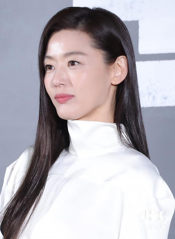 노란 수영복에 섹시한 몸매 어필하는 존예 처자