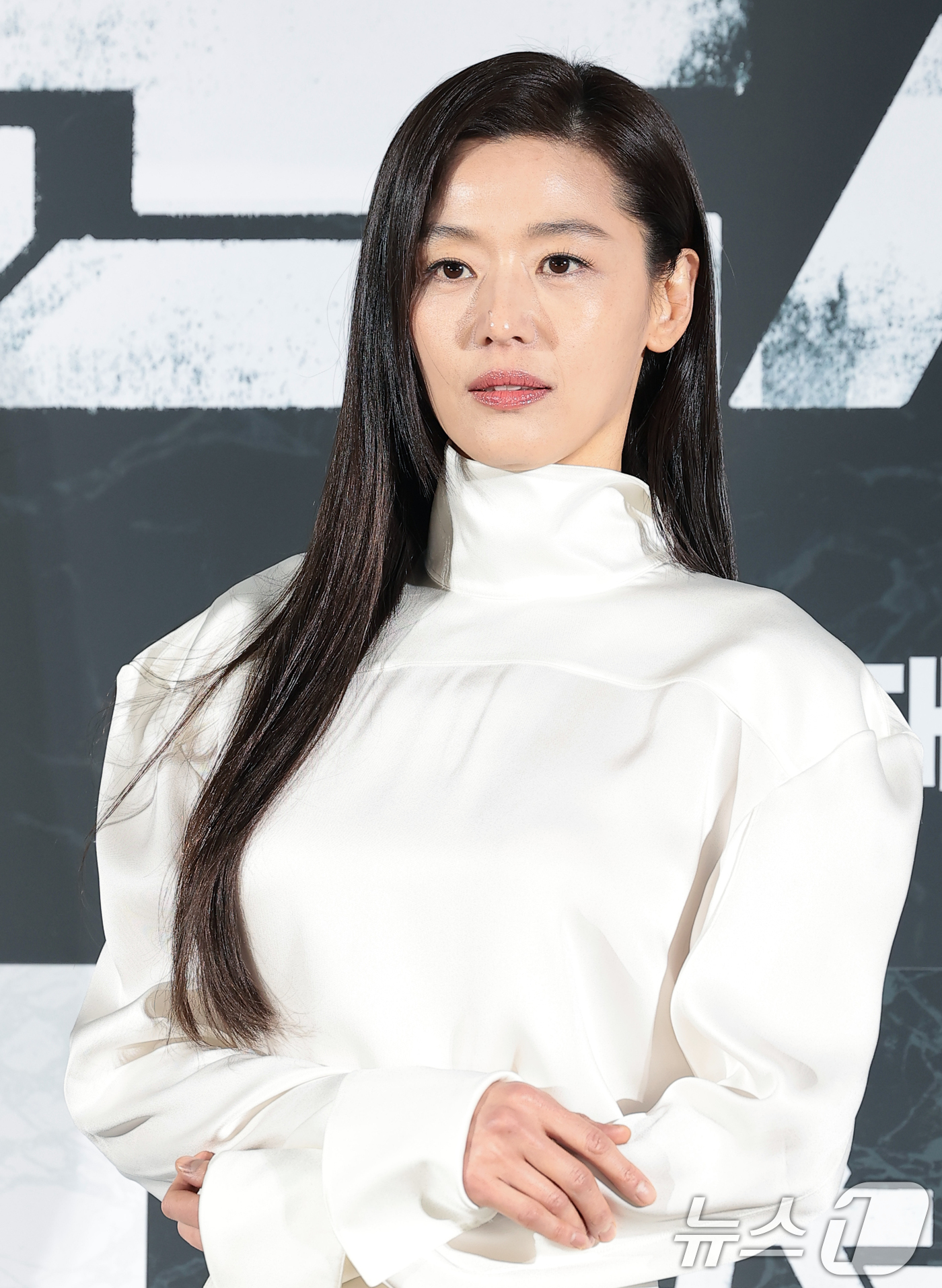 노란 수영복에 섹시한 몸매 어필하는 존예 처자