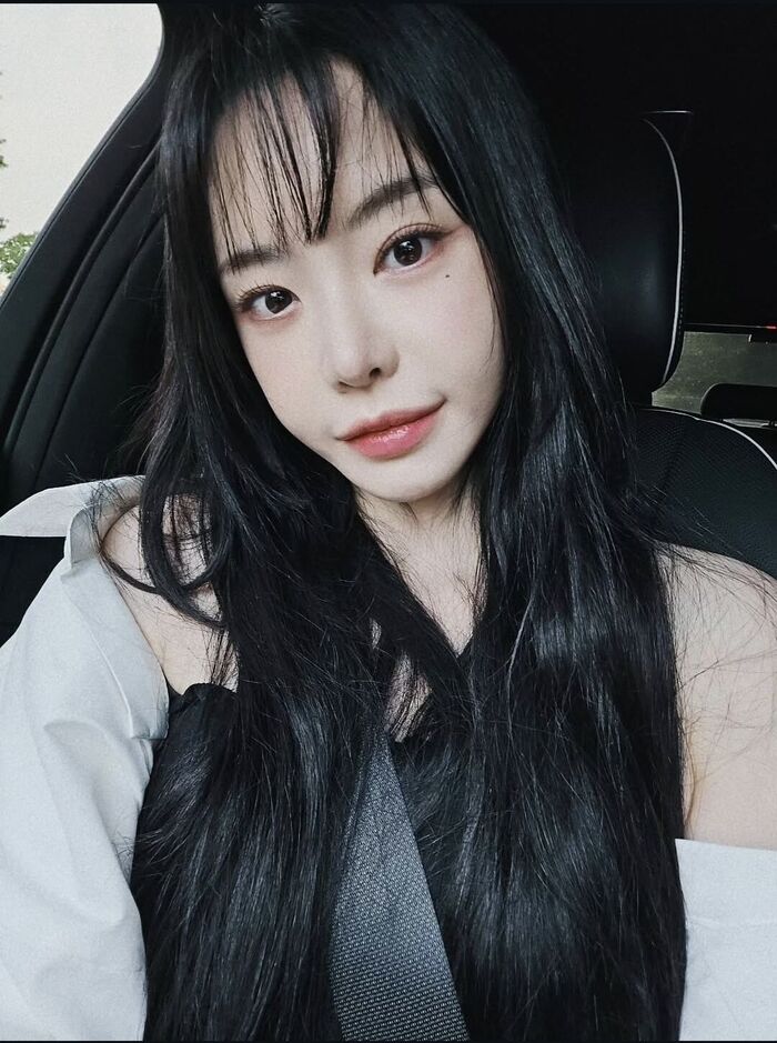 노란 수영복에 섹시한 몸매 어필하는 존예 처자