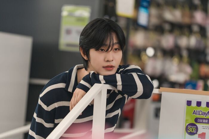 노란 수영복에 섹시한 몸매 어필하는 존예 처자