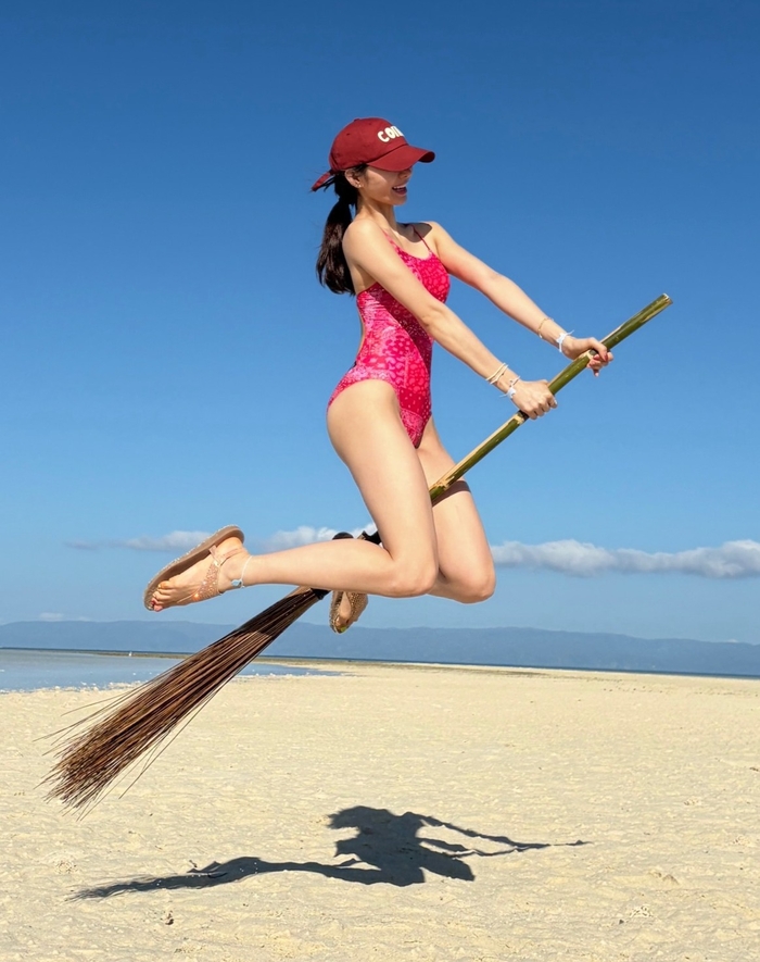 노란 수영복에 섹시한 몸매 어필하는 존예 처자