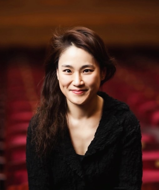 노란 수영복에 섹시한 몸매 어필하는 존예 처자