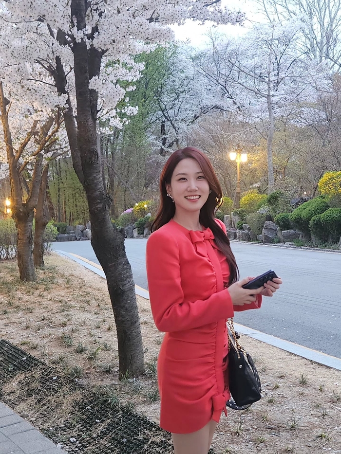 노란 수영복에 섹시한 몸매 어필하는 존예 처자