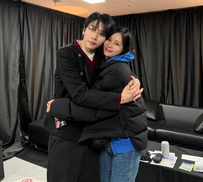 노란 수영복에 섹시한 몸매 어필하는 존예 처자