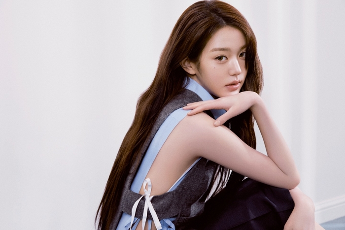 노란 수영복에 섹시한 몸매 어필하는 존예 처자