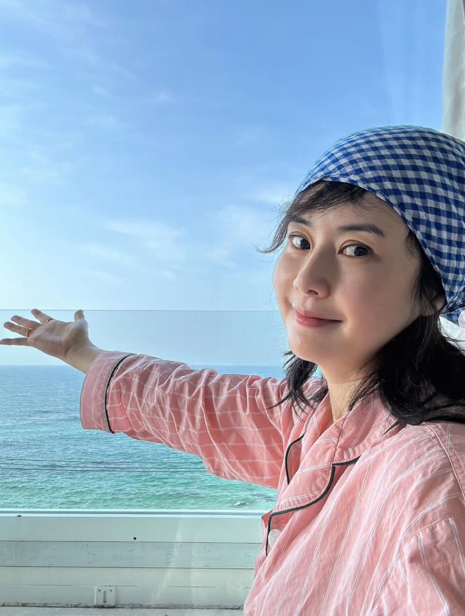 노란 수영복에 섹시한 몸매 어필하는 존예 처자