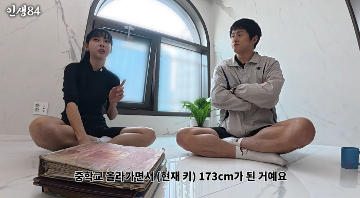 노란 수영복에 섹시한 몸매 어필하는 존예 처자