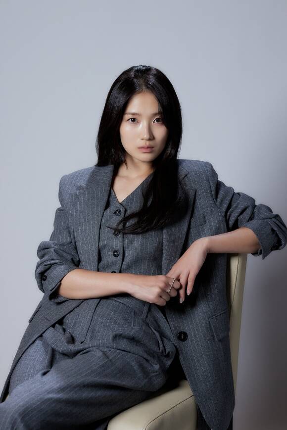 노란 수영복에 섹시한 몸매 어필하는 존예 처자