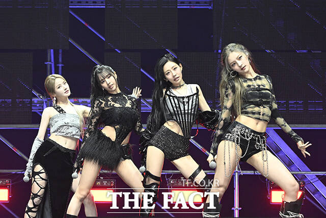 노란 수영복에 섹시한 몸매 어필하는 존예 처자