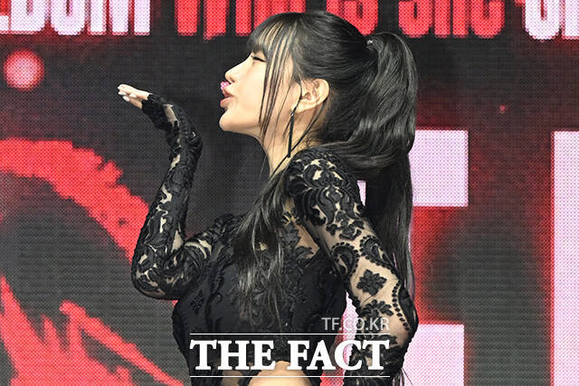 노란 수영복에 섹시한 몸매 어필하는 존예 처자