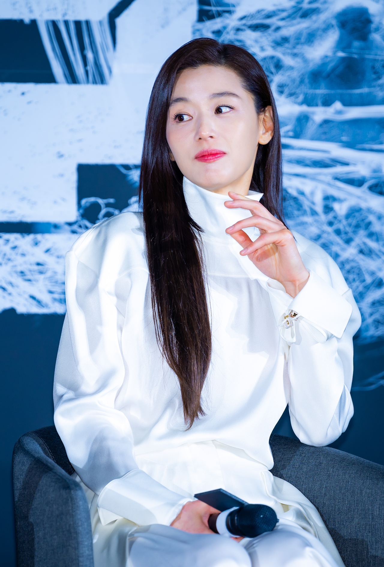 노란 수영복에 섹시한 몸매 어필하는 존예 처자