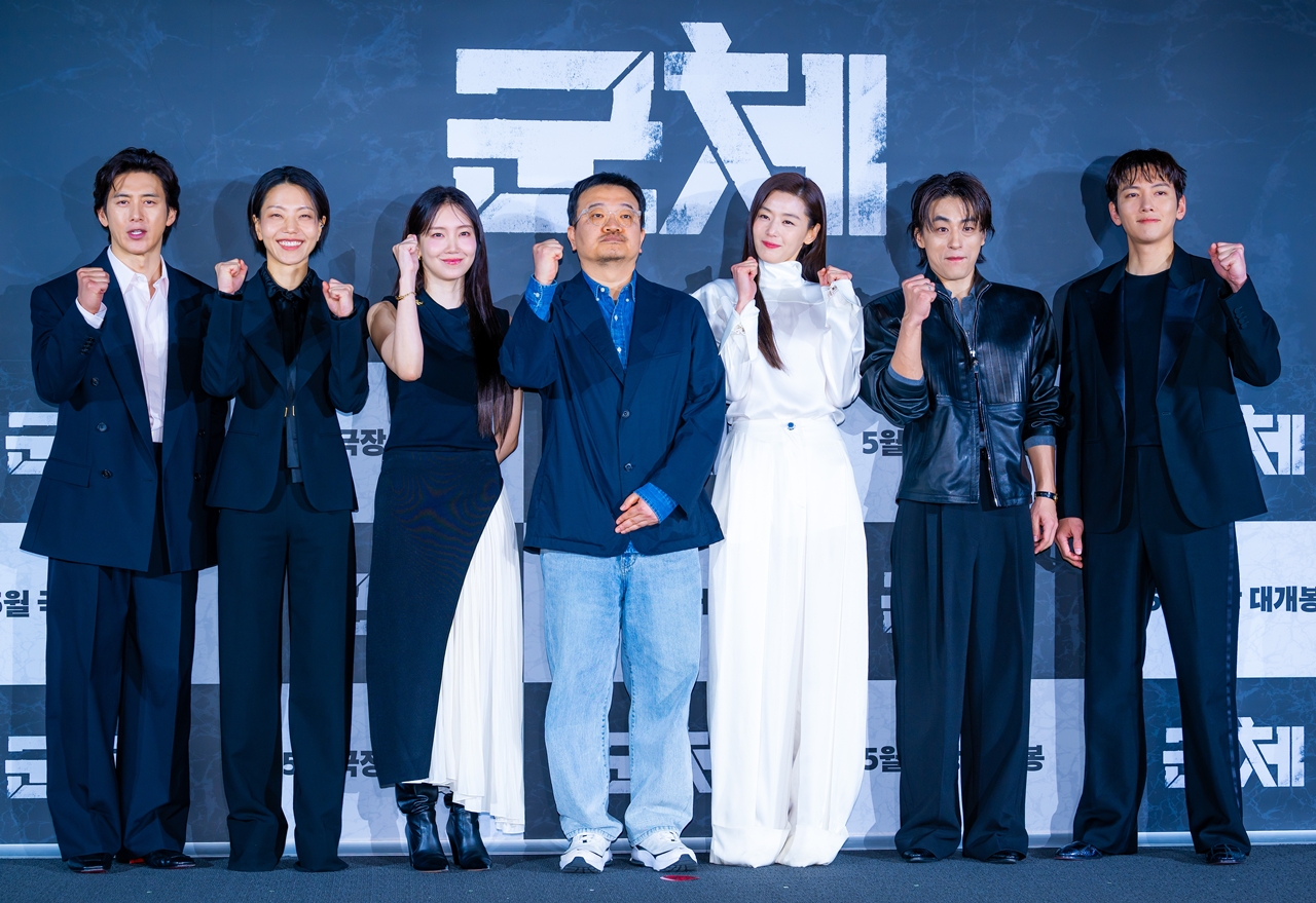 노란 수영복에 섹시한 몸매 어필하는 존예 처자