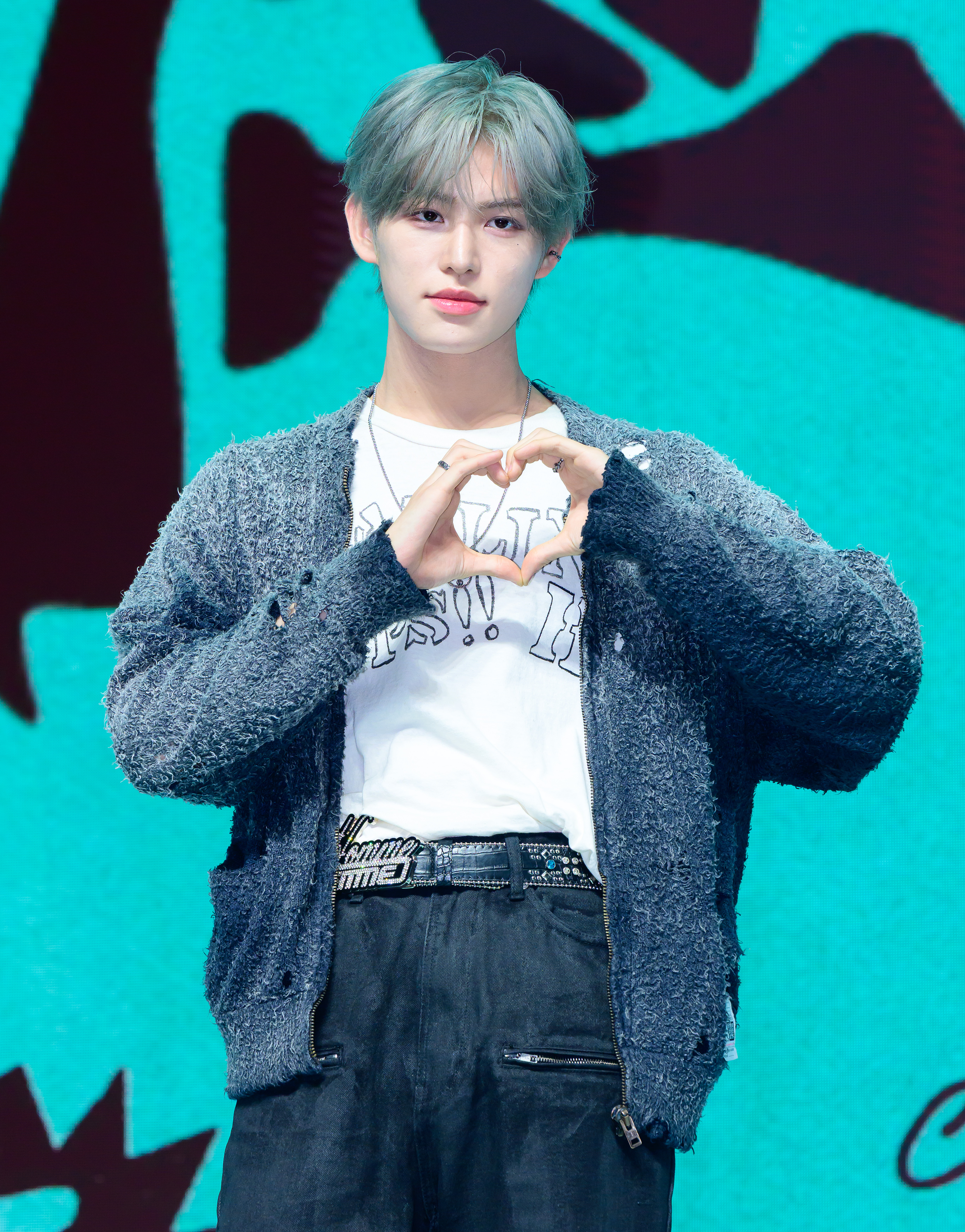 노란 수영복에 섹시한 몸매 어필하는 존예 처자