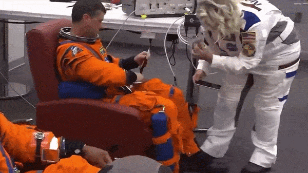 아르테미스 2호 우주비행사의 우주복에 아이폰을 장착하는 모습 (영상=엑스 @OwenSparks)