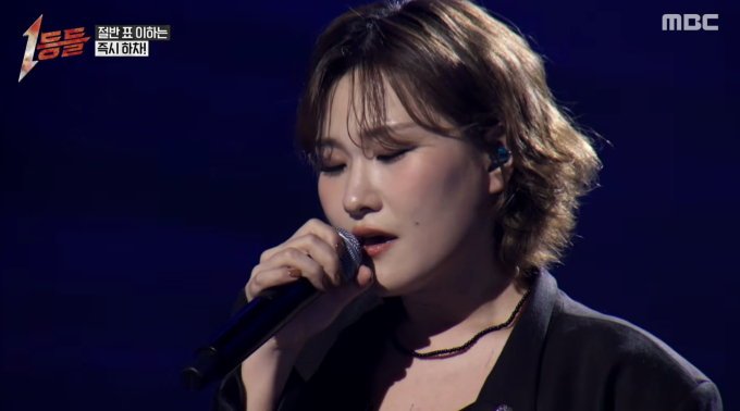 노란 수영복에 섹시한 몸매 어필하는 존예 처자