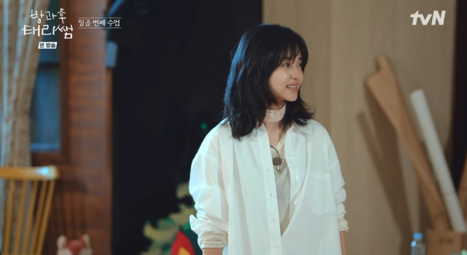 노란 수영복에 섹시한 몸매 어필하는 존예 처자