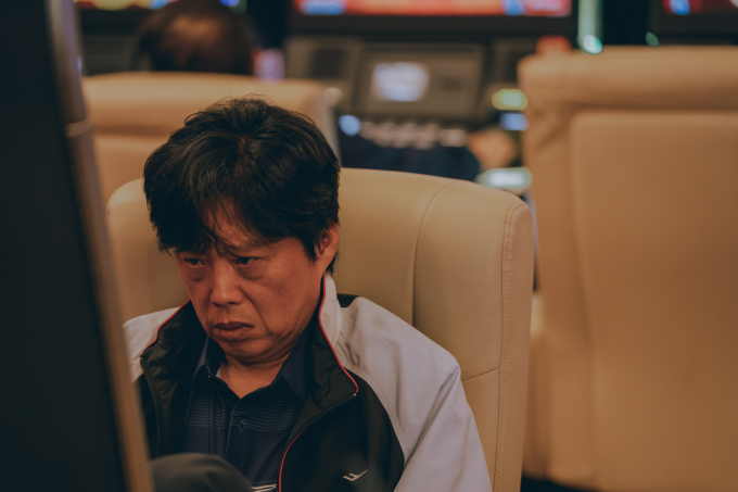 노란 수영복에 섹시한 몸매 어필하는 존예 처자