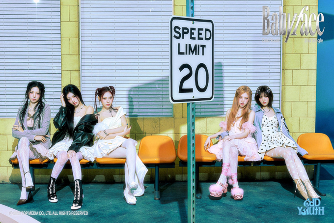 노란 수영복에 섹시한 몸매 어필하는 존예 처자