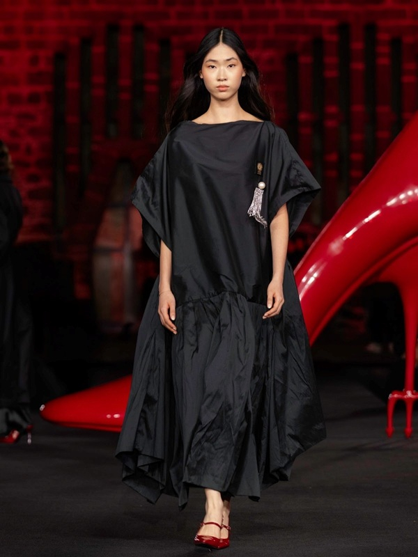 노란 수영복에 섹시한 몸매 어필하는 존예 처자