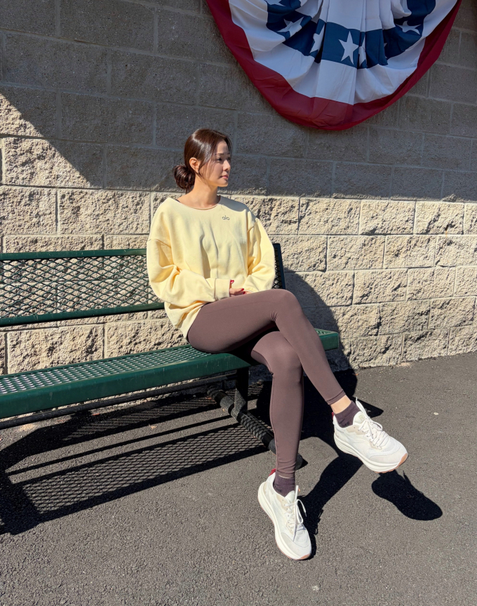 노란 수영복에 섹시한 몸매 어필하는 존예 처자