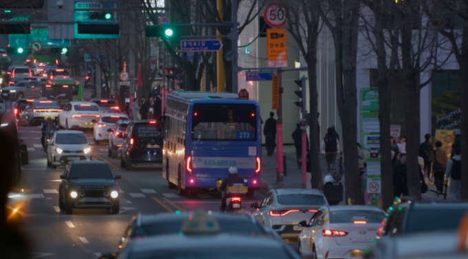노란 수영복에 섹시한 몸매 어필하는 존예 처자