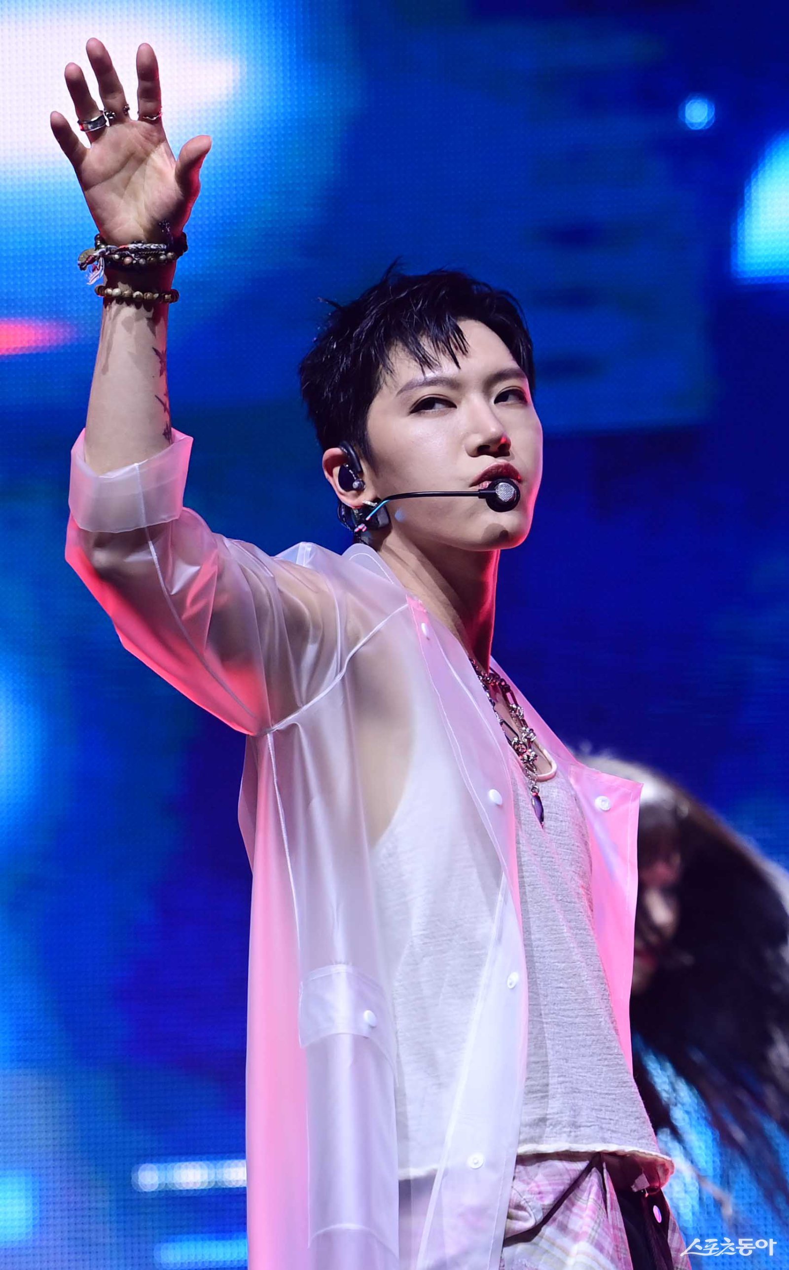 노란 수영복에 섹시한 몸매 어필하는 존예 처자