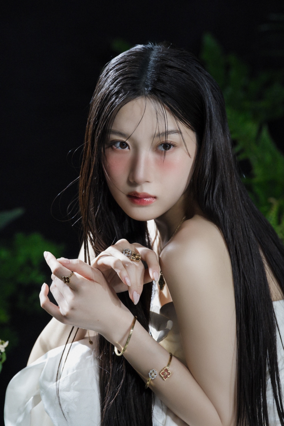 노란 수영복에 섹시한 몸매 어필하는 존예 처자