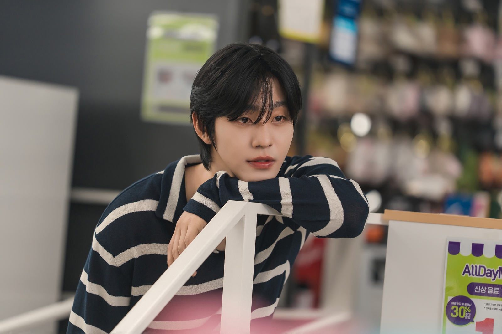 노란 수영복에 섹시한 몸매 어필하는 존예 처자