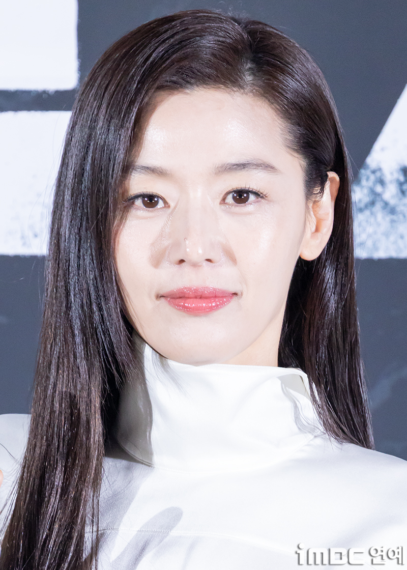 노란 수영복에 섹시한 몸매 어필하는 존예 처자