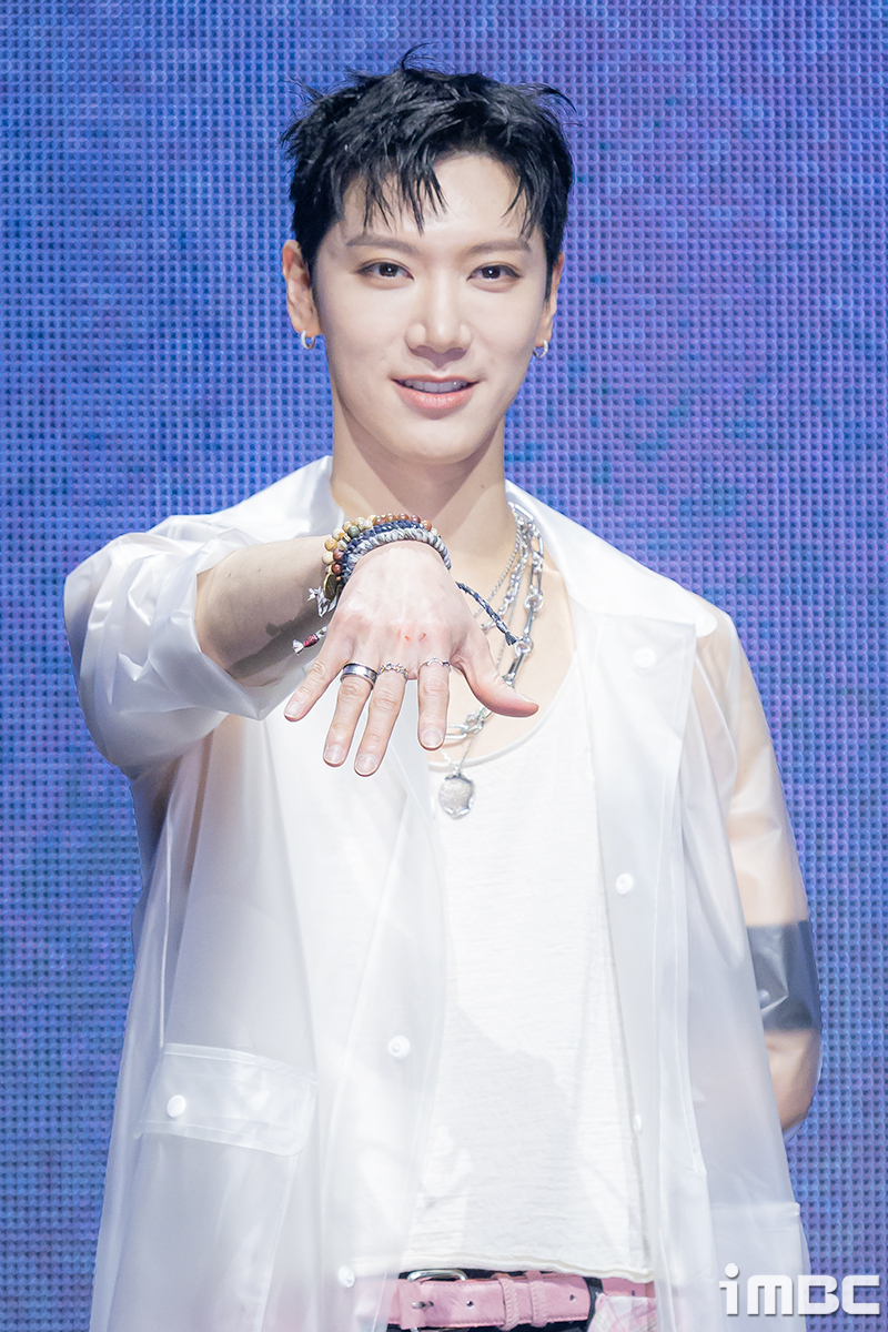 노란 수영복에 섹시한 몸매 어필하는 존예 처자