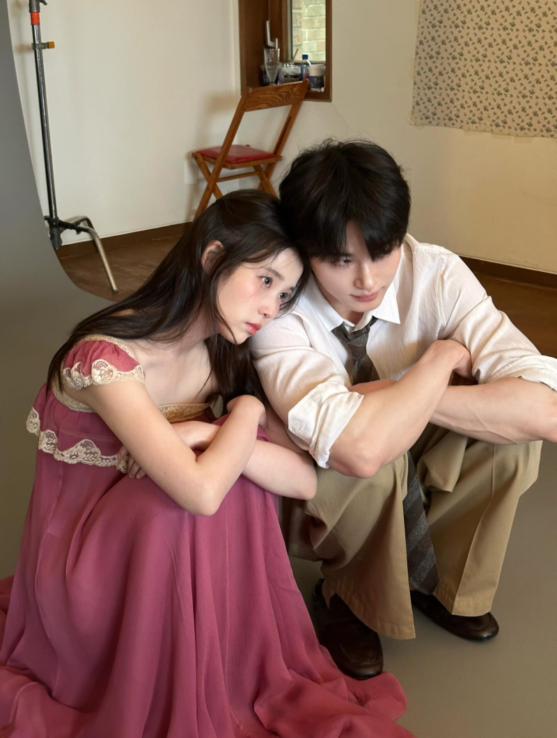 노란 수영복에 섹시한 몸매 어필하는 존예 처자