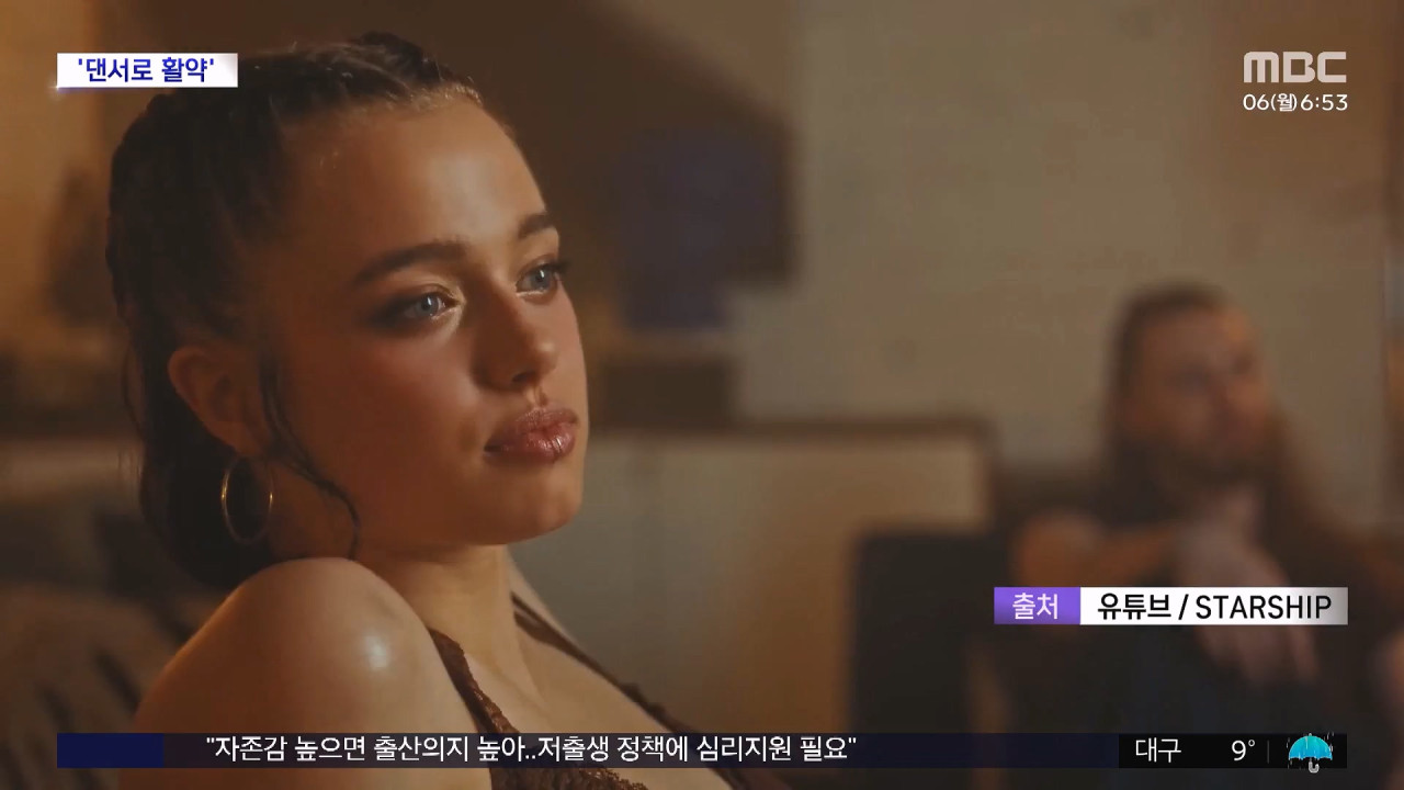 노란 수영복에 섹시한 몸매 어필하는 존예 처자