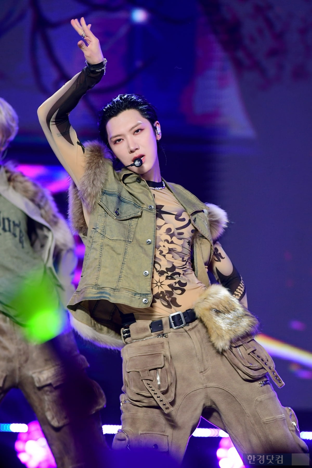 노란 수영복에 섹시한 몸매 어필하는 존예 처자