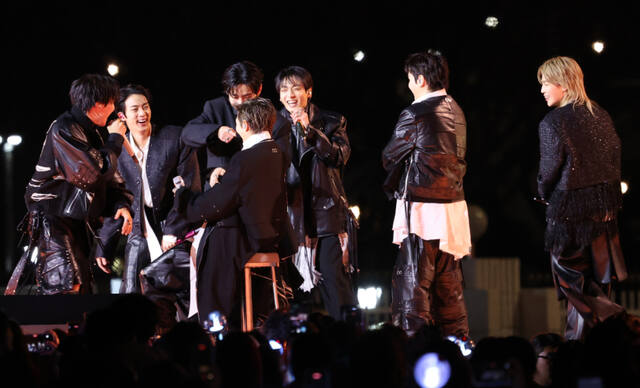 노란 수영복에 섹시한 몸매 어필하는 존예 처자