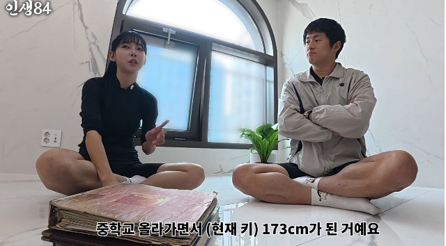 노란 수영복에 섹시한 몸매 어필하는 존예 처자