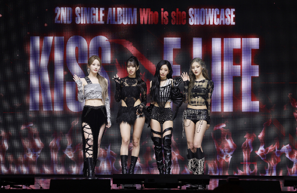 노란 수영복에 섹시한 몸매 어필하는 존예 처자